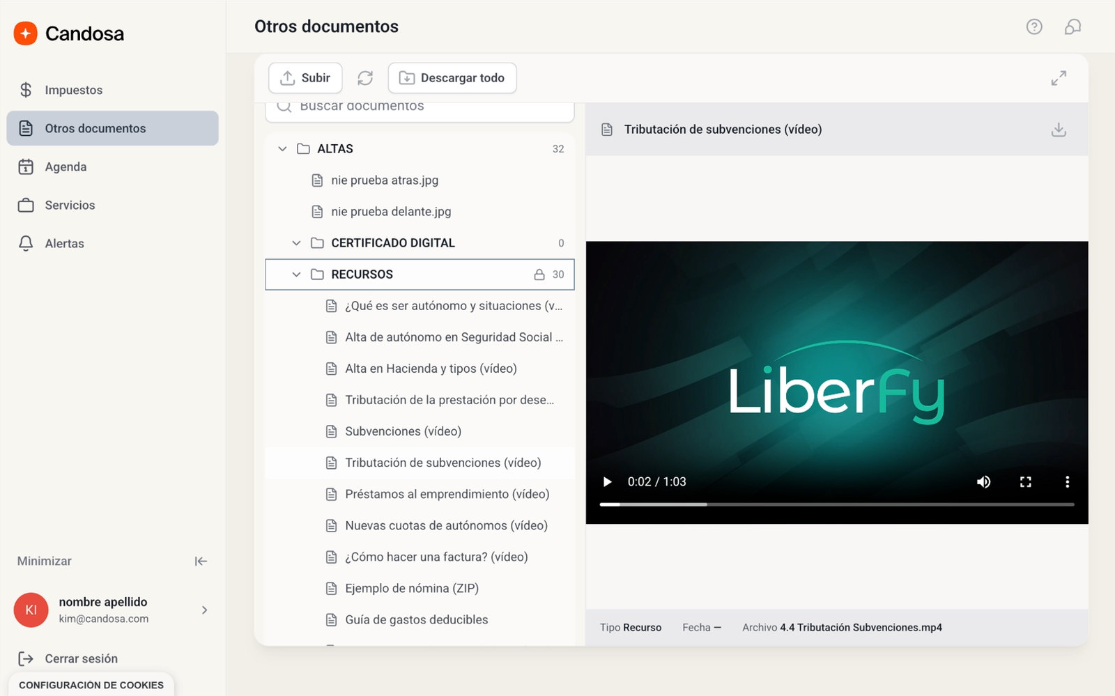 Pantalla de la plataforma: carpetas de documentos del cliente con altas, certificado digital y recursos en vídeo, con el visor abierto.